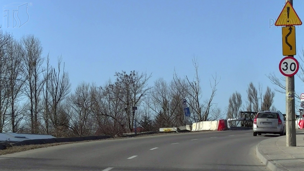 Are you warned in this situation of a danger following from an unexpected change in the traffic direction?